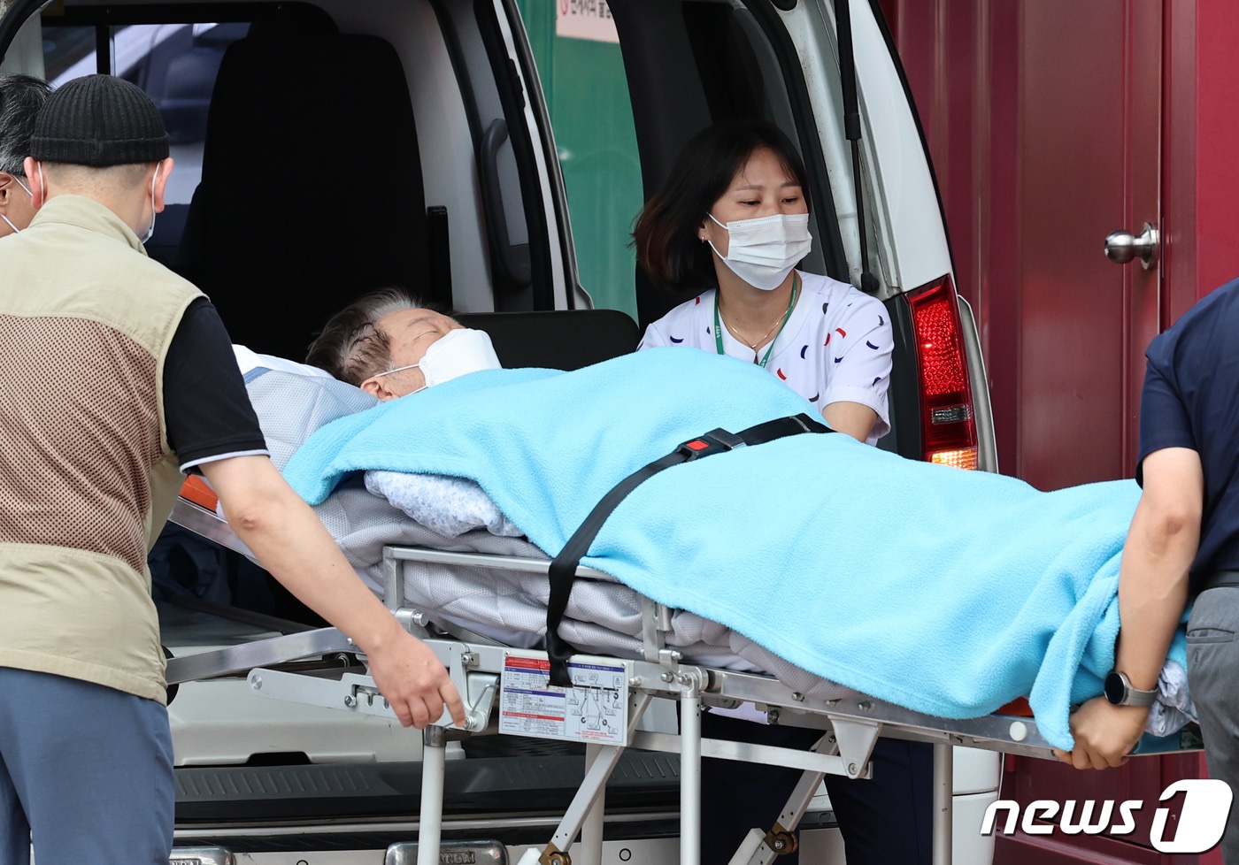 이재명 더불어민주당 대표가 장기간 단식으로 건강이 악화하면서 18일 오전 서울 중랑구 녹색병원으로 이송되고 있다. 2023.9.18/뉴스1 ⓒ News1 구윤성 기자