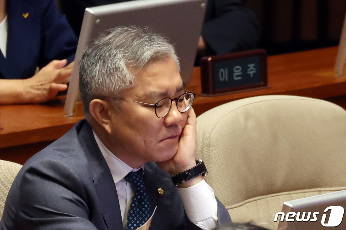 최강욱 더불어민주당 의원이 18일 오전 서울 여의도 국회에서 열린 제410회국회(정기회) 제6차 본회의에 참석해 자리하고 있다. 2023.9.18/뉴스1 ⓒ News1 황기선 기자