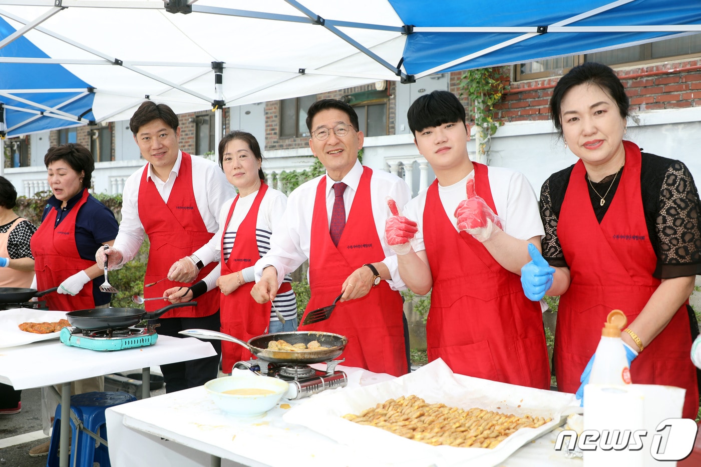 추석 명절 음식 나눔 봉사에 참여한 김기정 수원시의장(사진 오른쪽에서 세번째)과 시의원들.