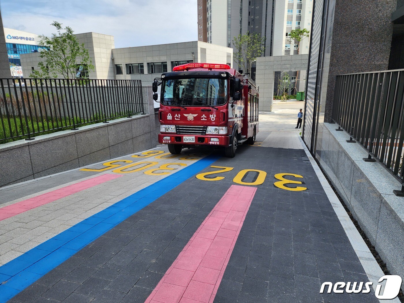 울산 번영로센트리지아파트에 소방차량 출동유도선… "골든타임 확보"