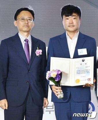 18일 서울 성동구에서 열린 2023 노인일자리 주간 기념식에서 신건호 홈플러스 대외정책총괄 상무(오른쪽)가 최종균 보건복지부 인구정책실장과 기념촬영을 하고 있다(홈플러스 제공).