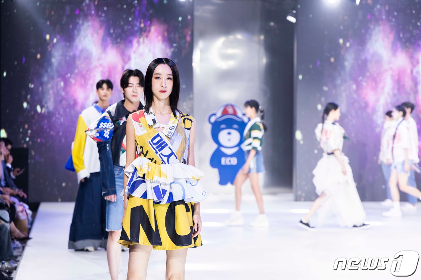 오비맥주가 동대문 DDP 패션몰에서 개최한 친환경 업사이클링 전시·패션쇼 ‘맥주의 실험적 컬렉션(Passion for Beer, Fashion for Beer)’을 진행하고 있다. 사진은 폐현수막으로 제작한 업사이클링 의류를 입고 런웨이를 걷는 모델들. (오비맥주 제공) 2023.9.19/뉴스1