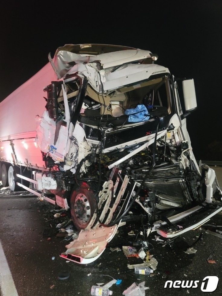 19일 밤 12시17분쯤 충북 음성군 감곡면 중부내륙고속도로 양평 방향 감곡나들목 인근에서 대형 화물차가 또 다른 대형 화물차를 들이받아 2명이 다쳤다.(독자 송영훈씨 제공).2023.09.19./뉴스1
