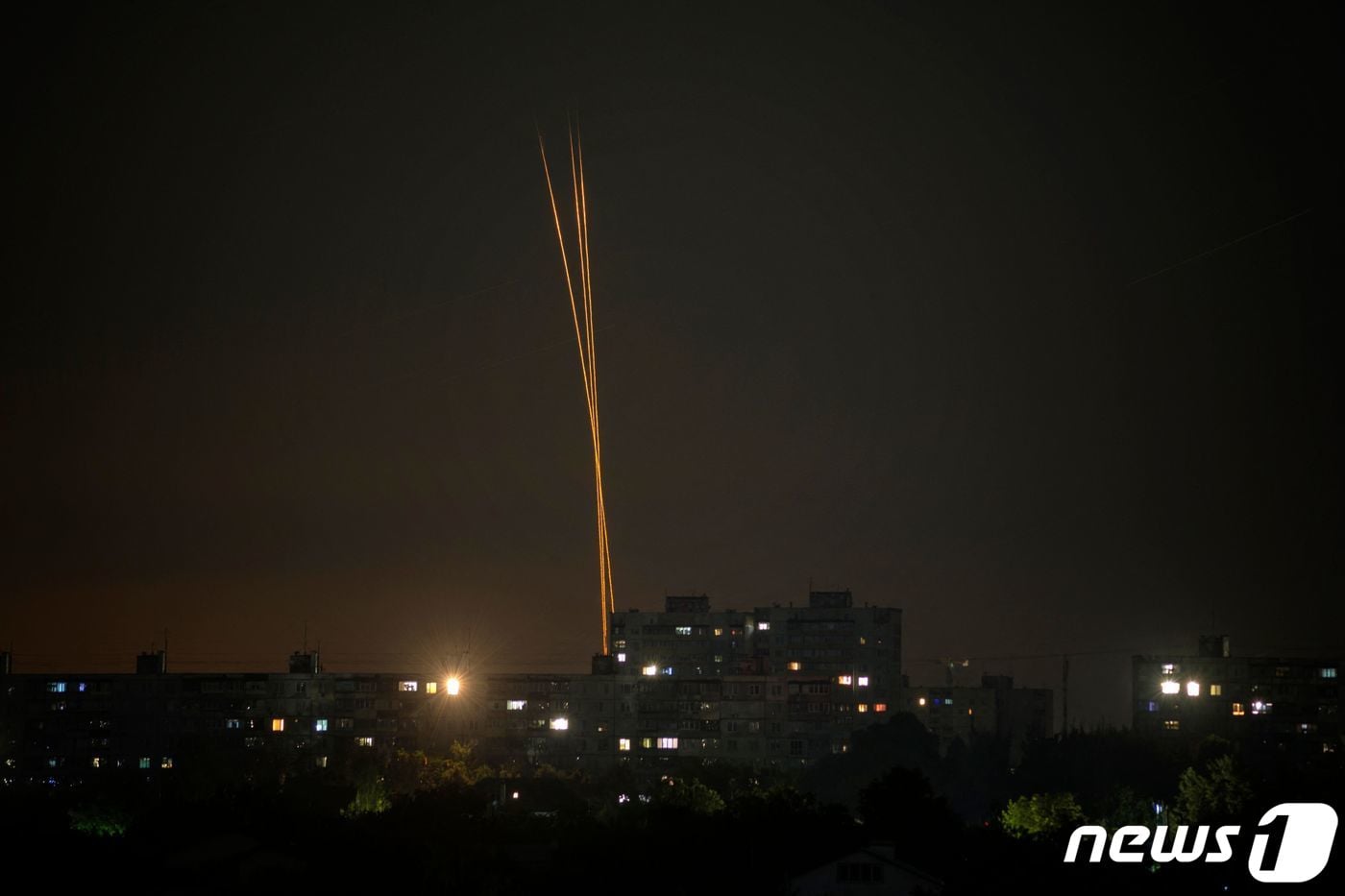 17일&#40;현지시간&#41; 우크라이나 하르키우에서 러시아 미사일이 관찰되고 있다. 새벽 에 촬영된 이 사진은 러시아 벨고로드 지역에서 발사되었다. 2023.09.17/ ⓒ AFP=뉴스1 ⓒ News1 장성희 기자