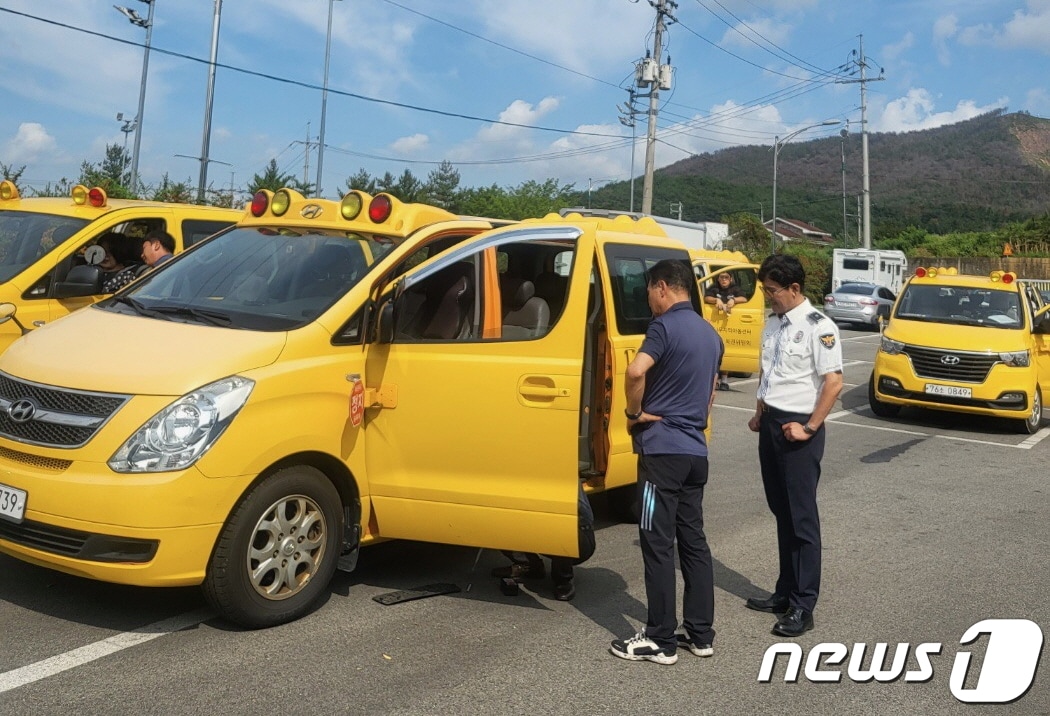  밀양시가 19일 밀양종합운동장에서 한국교통안전공단 경남본부, 밀양경찰서와 합동 점검을 하고 있다.(밀양시 제공) 