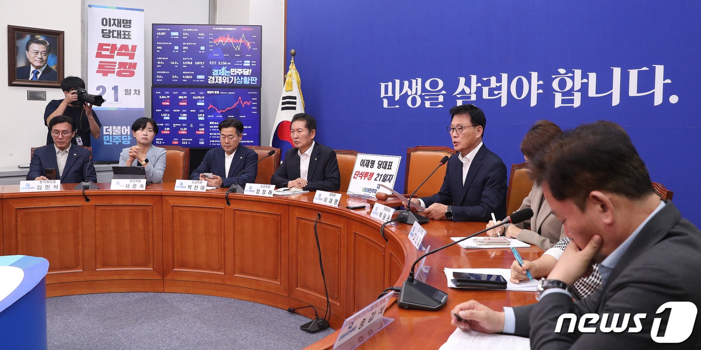 박광온 더불어민주당 원내대표가 20일 오전 서울 여의도 국회에서 열린 최고위원회의에서 모두발언을 하고 있다. 이날 최고위원회의에서는 단식으로 병원에 입원한 이재명 대표의 자리에 단식 21일차 피켓이 놓여 있다. 2023.9.20/뉴스1 ⓒ News1 임세영 기자