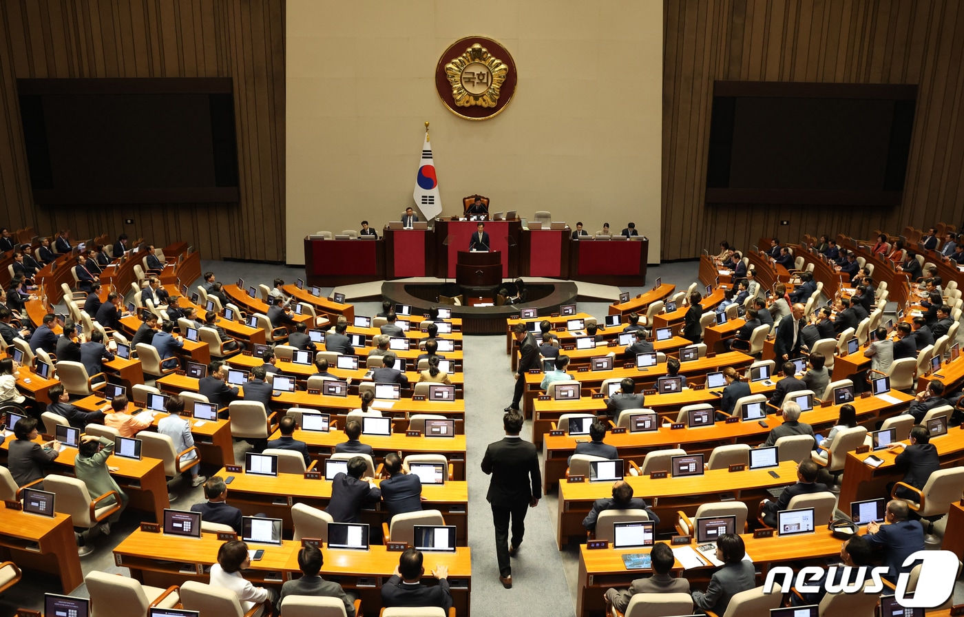 20일 오전 서울 여의도 국회에서 열린 제410회국회(정기회) 제7차 본회의에서 의사국장이 보고를 하고 있다. 2023.9.20/뉴스1 ⓒ News1 송원영 기자