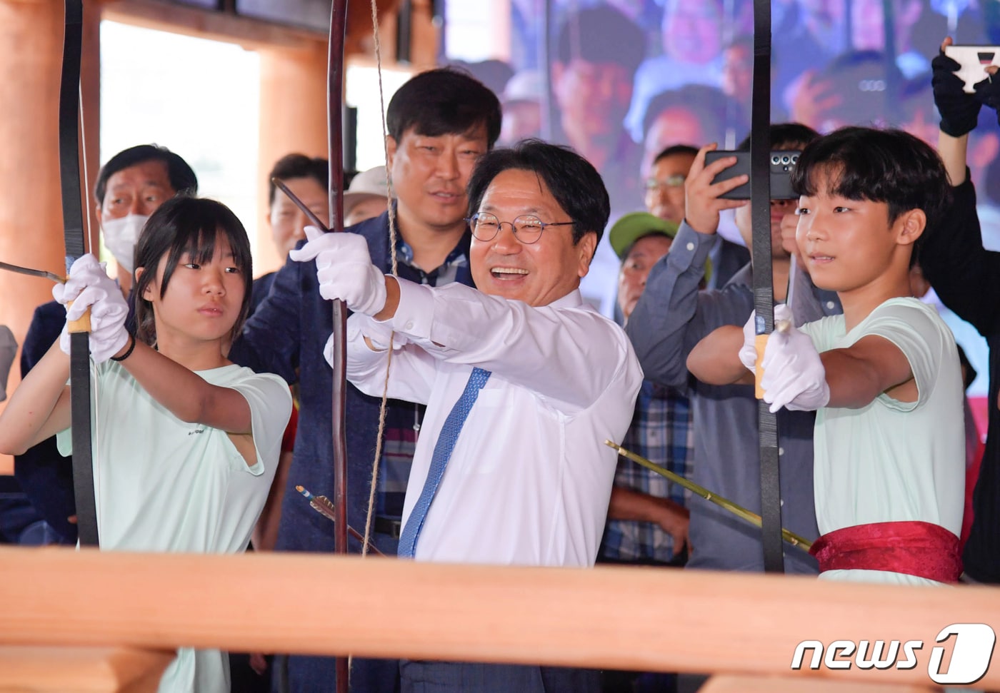 강기정 광주시장이 20일 오전 남구 구동에 자리한 광주 대표 누각 &#39;희경루&#39; 중건 기념식에 참석해 광주시민들의 희망·비전 활쏘기 퍼포먼스를 하고 있다.&#40;광주시 제공&#41;2023.9.20/뉴스1 ⓒ News1