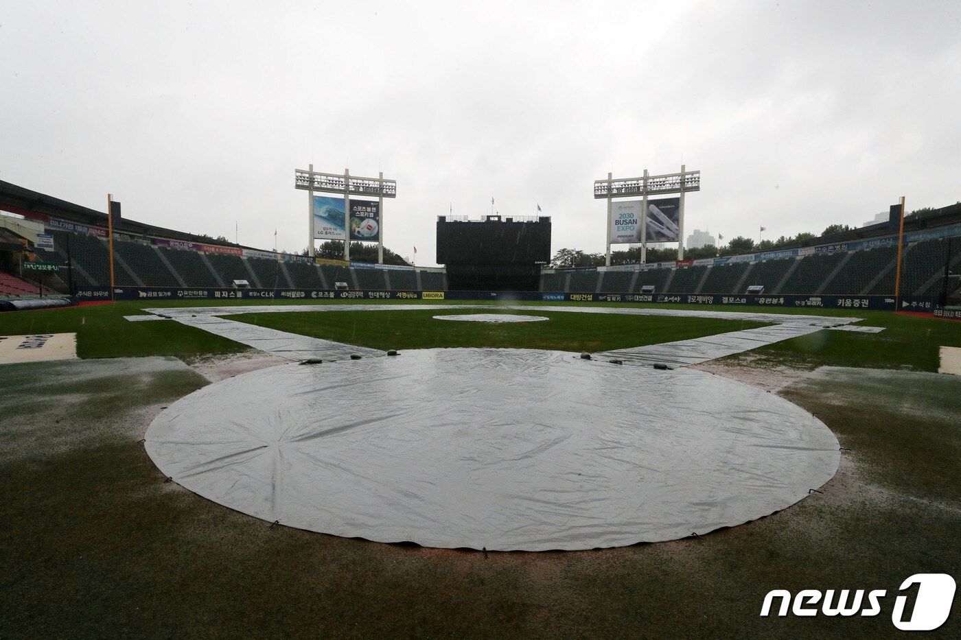 비 내리는 잠실구장. 뉴스1 DB ⓒ News1 박세연 기자