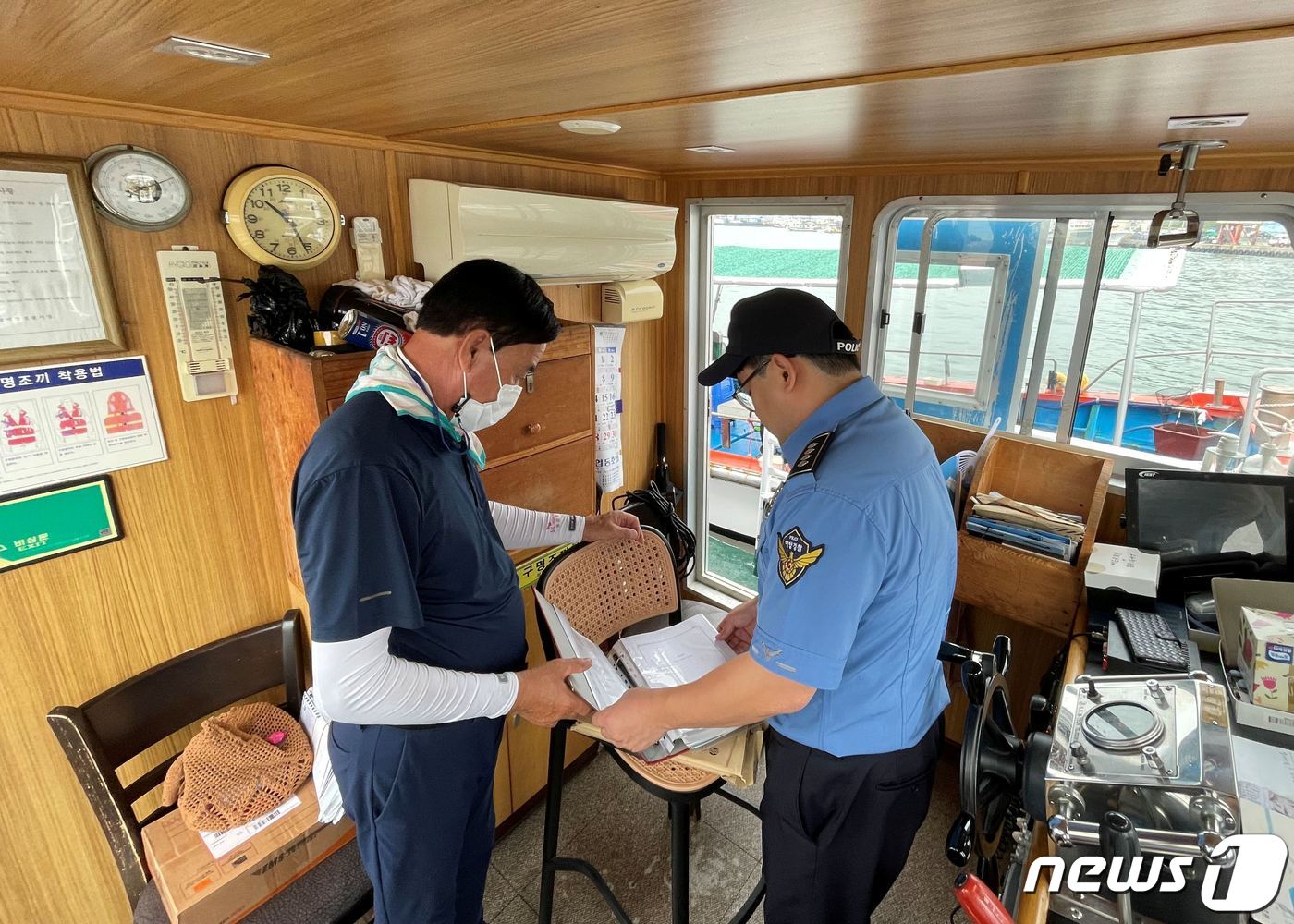 남해해경청이 다중이용선박에 대해 사전 점검하고 있다. (남해해경청 제공)