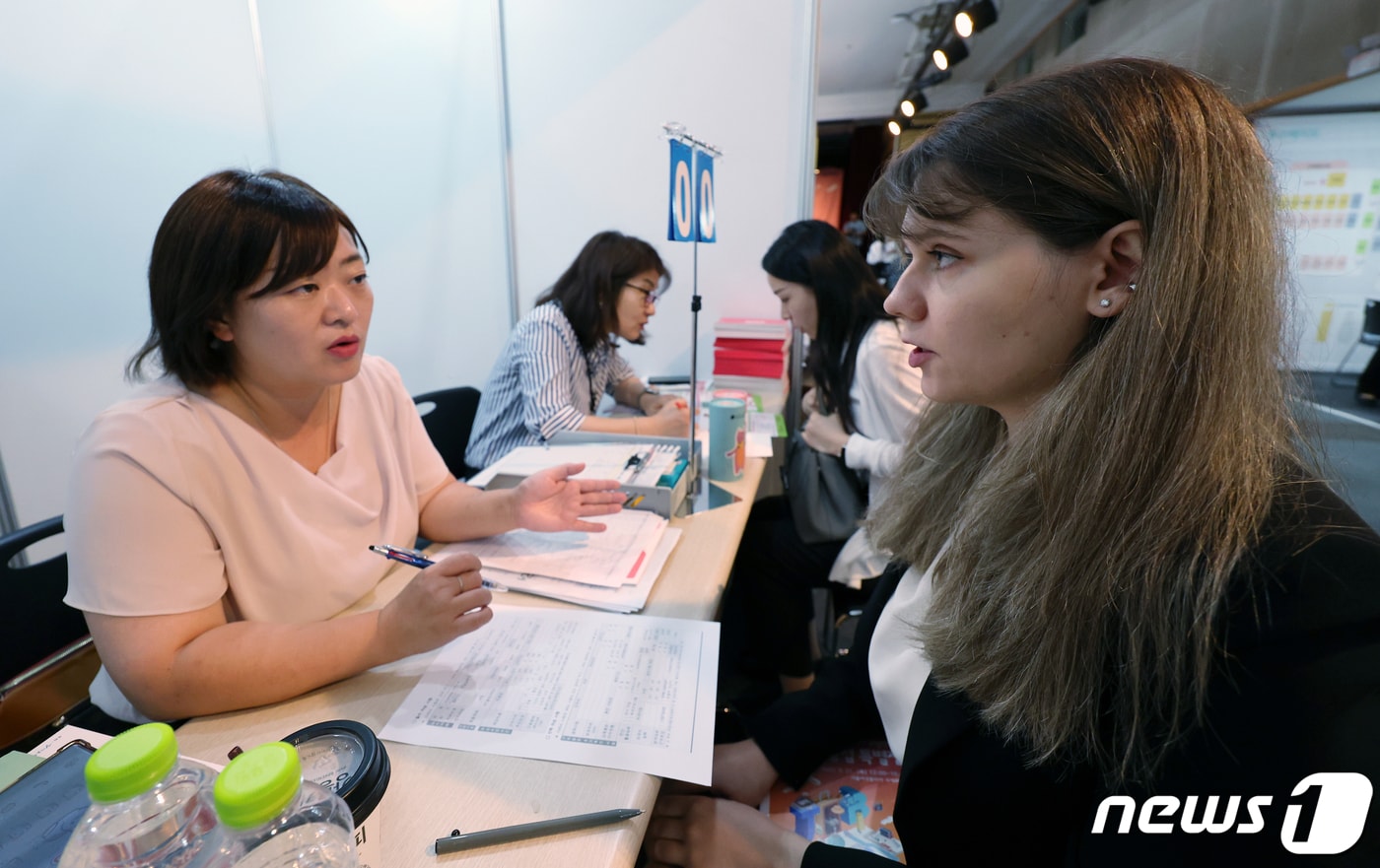 서울 동작구 대방동 서울여성플라자에서 열린 제15회 결혼이민자 취업박람회를 찾은 결혼이민자들이 취업 컨설팅을 받고 있다. 2023.9.21/뉴스1 ⓒ News1 박정호 기자