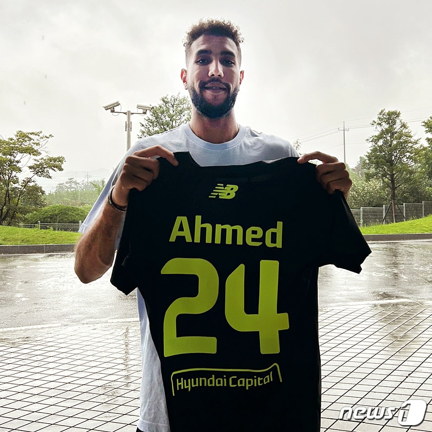 아흐메드 이크바이리이가 현대캐피탈 유니폼을 들고 있다.(현대캐피탈 제공)