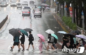 가을비가 내리는 21일 오후 대구 북구 한 초등학교 앞에서 하굣길 우산을 쓴 학생들이 횡단보도를 건너고 있다. 2023.9.21/뉴스1 ⓒ News1 공정식 기자