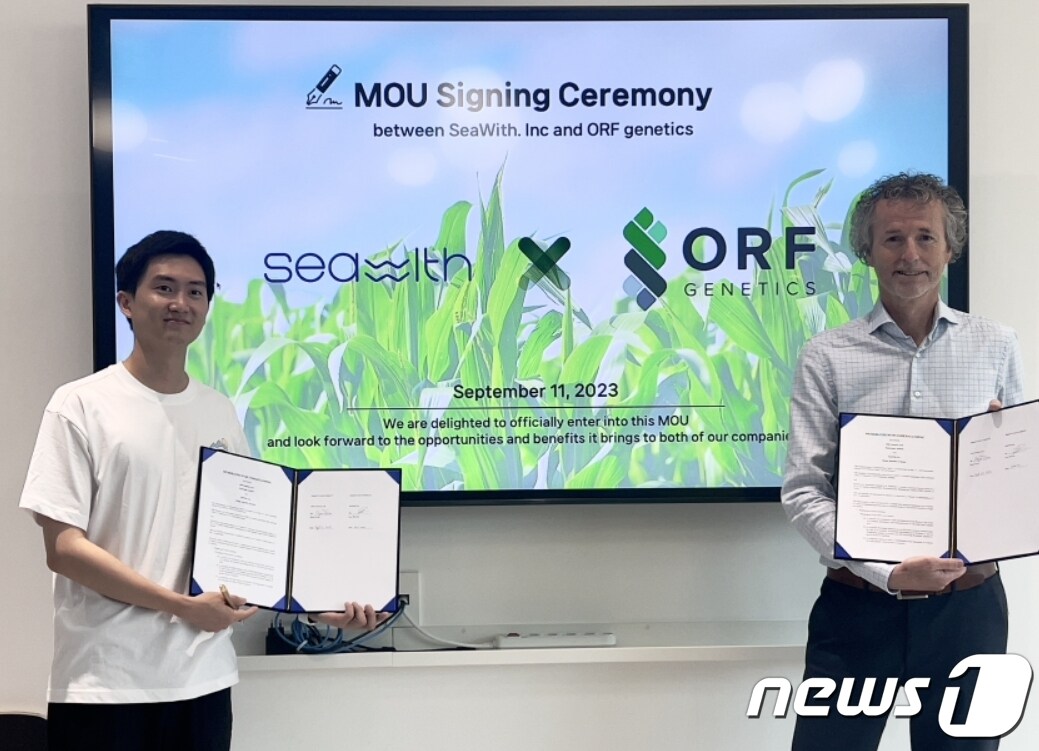 이희재 씨위드 대표(왼쪽)가 아이슬랜드 창업기업 ORF Genetics 관계자와 배양육 성장인자 개발 및 공급을 위한 업무협약을 체결한 뒤 협약서를 펼쳐 보이고 있다.(대구창조경제혁신센터 제공)