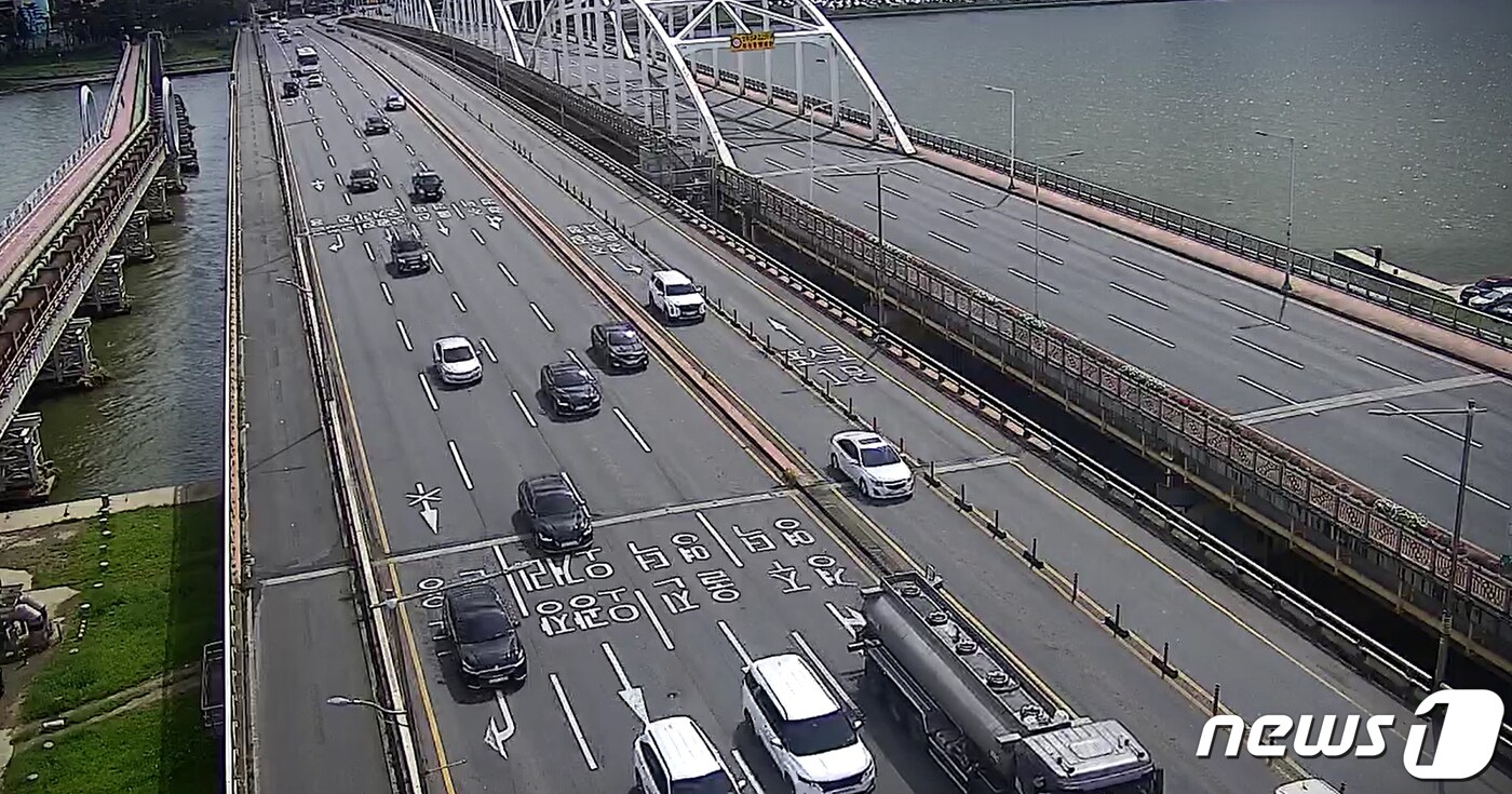 22일 오전 1시30분쯤 경북 포항시 남구 형산대교에서 뛰어내려 실종됐던 40대 남성의 시신이 발견됐다.(CCTV갈무리)2023.9.22/뉴스1 최창호 기자 