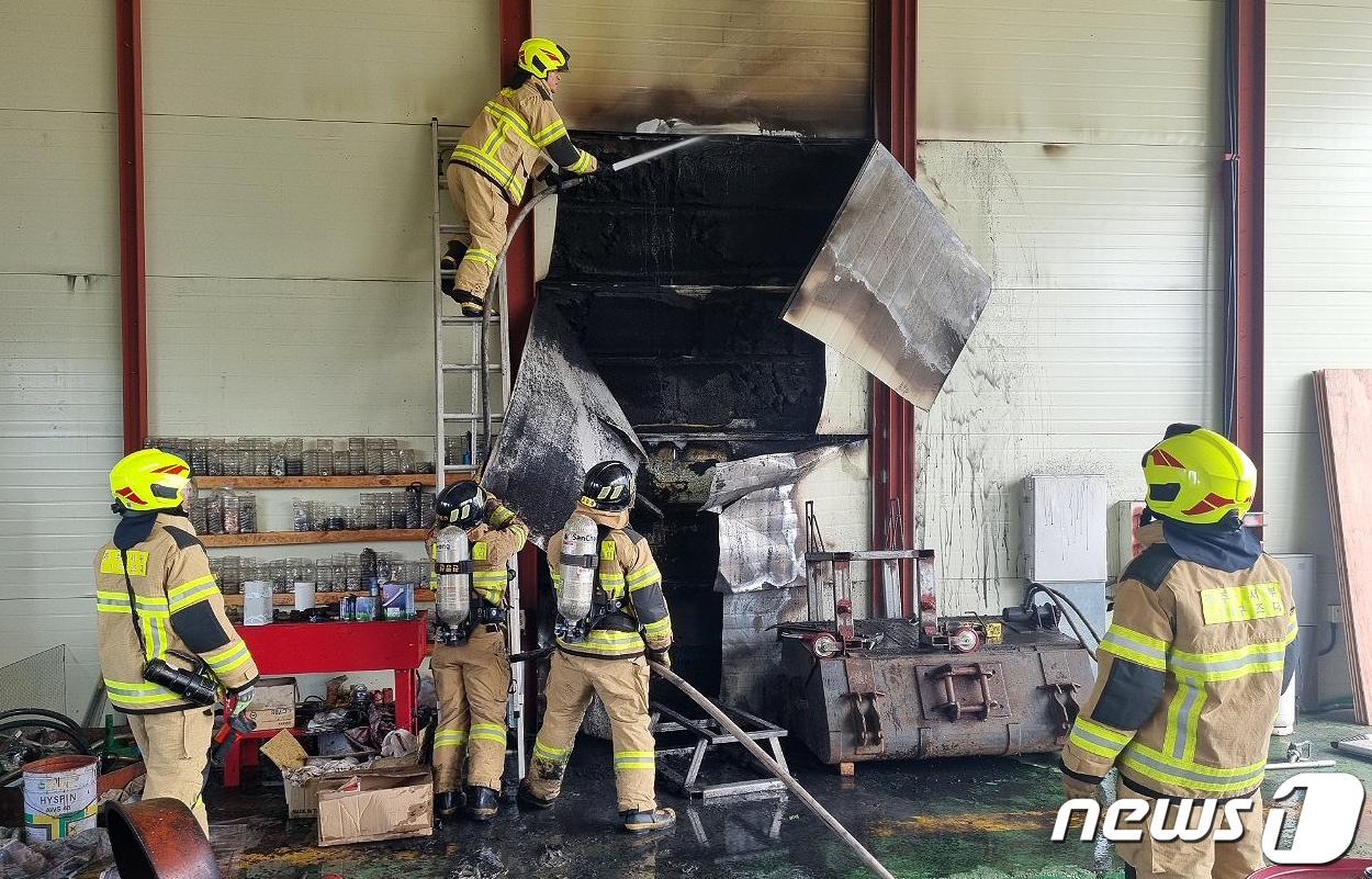 21일 오전 제주 서귀포시 안덕면 상창리의 한 건설기계 정비용 창고에서 불이 나 소방대원들이 진화작업을 하고 있다.(제주특별자치도 소방안전본부 제공)