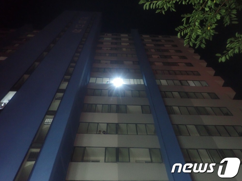 불이 난 부산 해운대구의 한 아파트. (부산소방재난본부 제공)