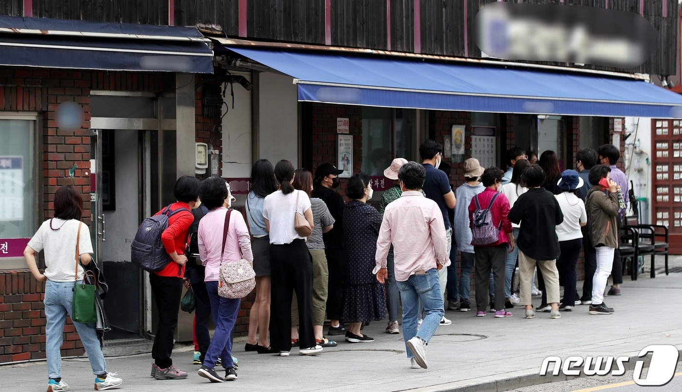 서울 종로구 삼청동의 한 음식점을 찾은 시민들이 줄지어 대기하고 있다. ⓒ 뉴스1 박지혜 기자