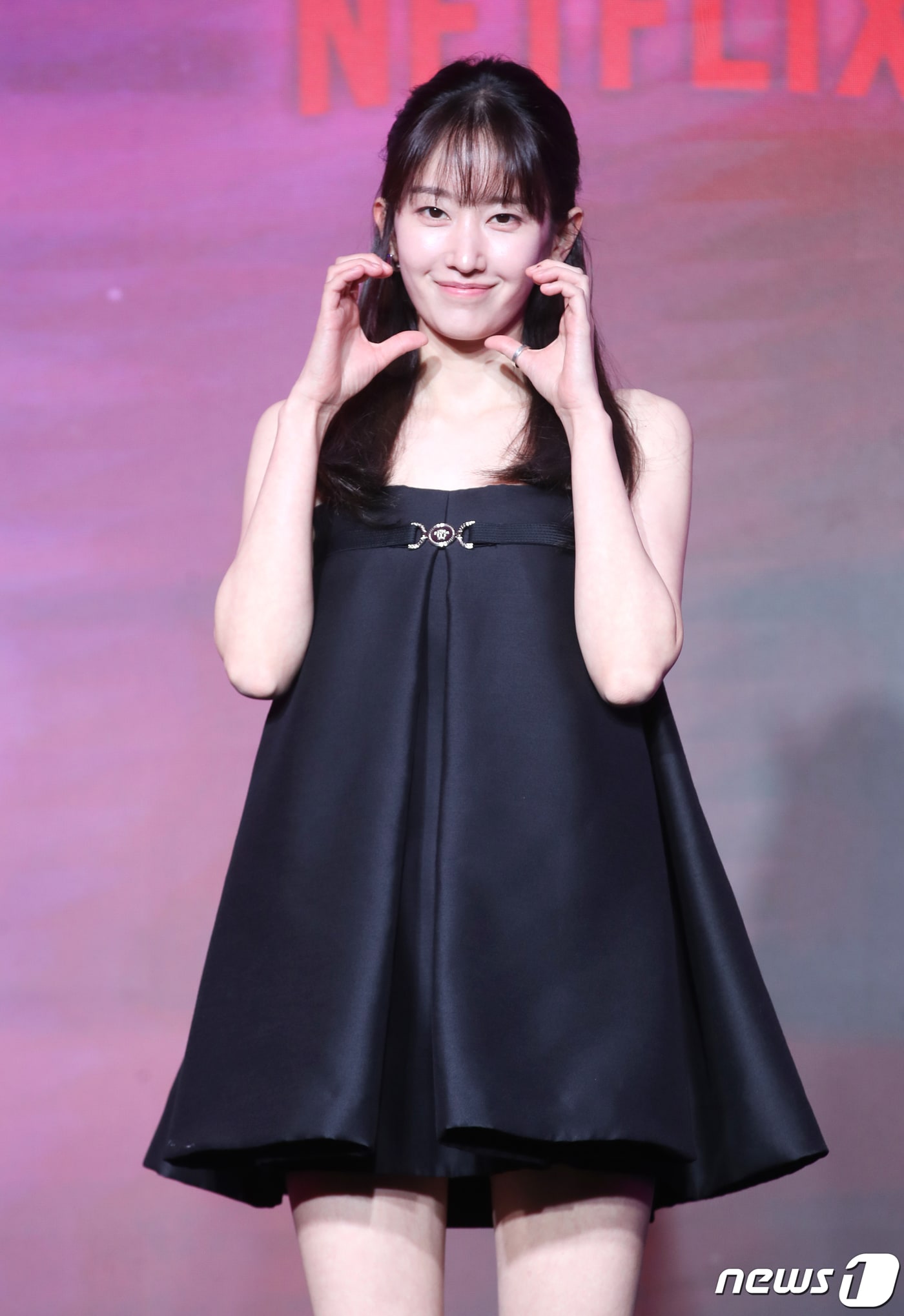 배우 전종서가 25일 서울 마포구 호텔나루 서울 엠갤러리에서 열린 넷플릭스 영화 '발레리나‘(감독 이충현) 제작보고회에서 포즈를 취하고 있다. '발레리나'는 경호원 출신 옥주(전종서 분)가 소중한 친구 민희(박유림 분)를 죽음으로 몰아간 최프로(김지훈 분)를 쫓으며 펼치는 아름답고 무자비한 감성 액션 복수극이다. 2023.9.25/뉴스1 ⓒ News1 권현진 기자