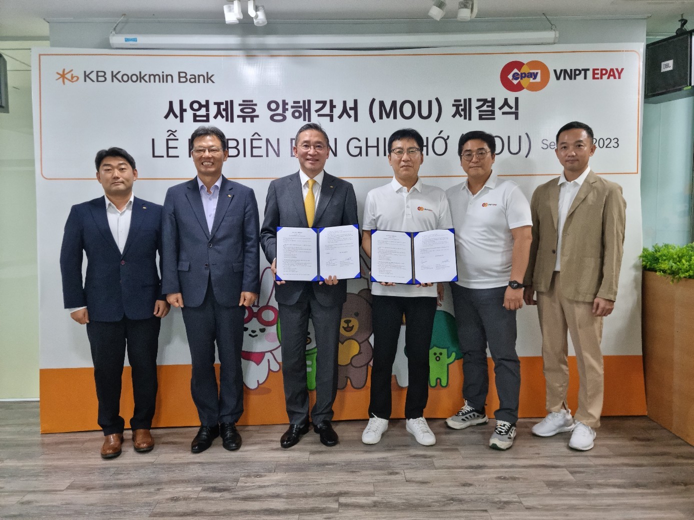 지난 21일 베트남 하노이 'VNPT EPAY' 사무실에서 열린 업무협약식에서 김제희 VNPT EPAY 대표(왼쪽 네 번째)와 조남훈 KB국민은행 글로벌사업그룹 대표(왼쪽 세 번째) 등 관계자들이 기념 촬영을 하고 있다. (KB국민은행 제공)