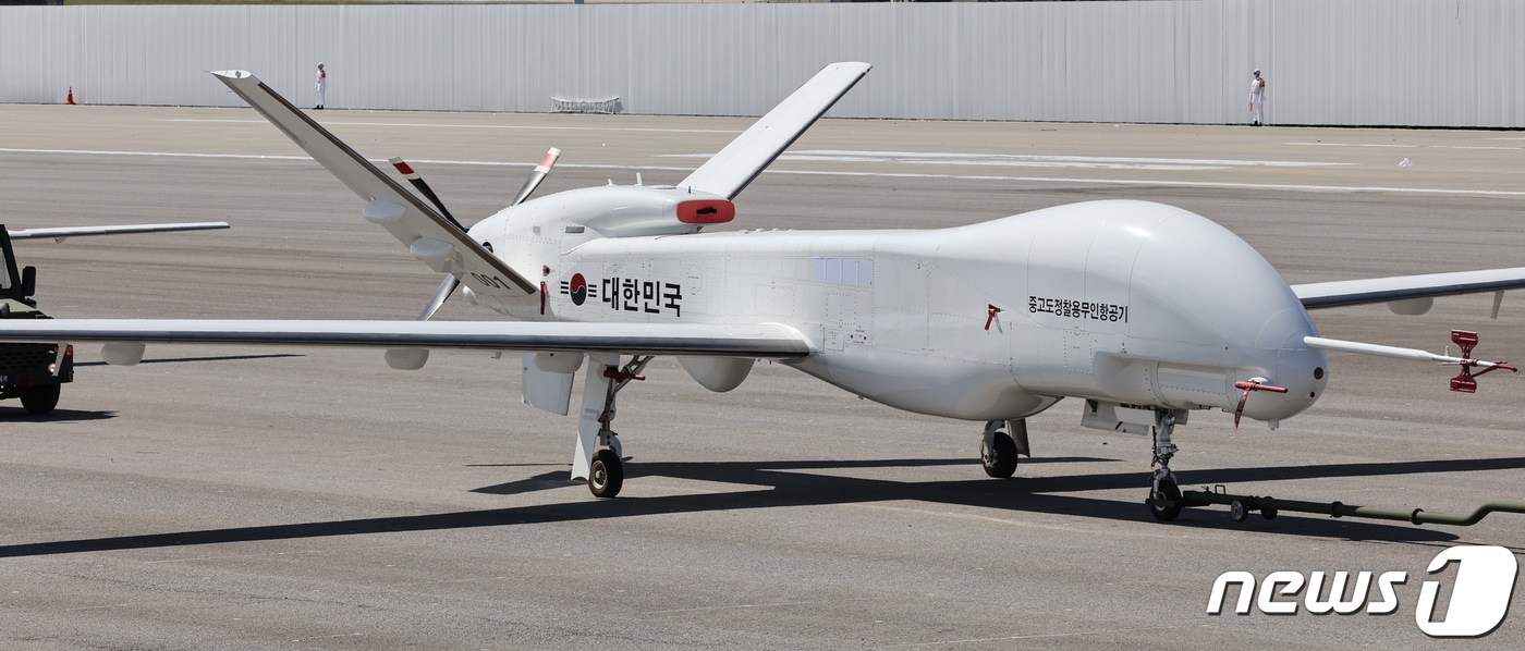지난 22일 경기 성남 서울공항에서 열린 '건군 75주년 국군의 날 기념식' 미디어데이에서 장비부대 행진에 MUAV 중고도 정찰용 무인항공기가 공개되고 있다. 2023.9.26/뉴스1 ⓒ News1 김도우 기자