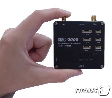 씨너렉스가 출시한 MBC RTK GPS 기반 초정밀 위성항법장치인 SMC-2000 Robotics Kit(씨너렉스 제공)