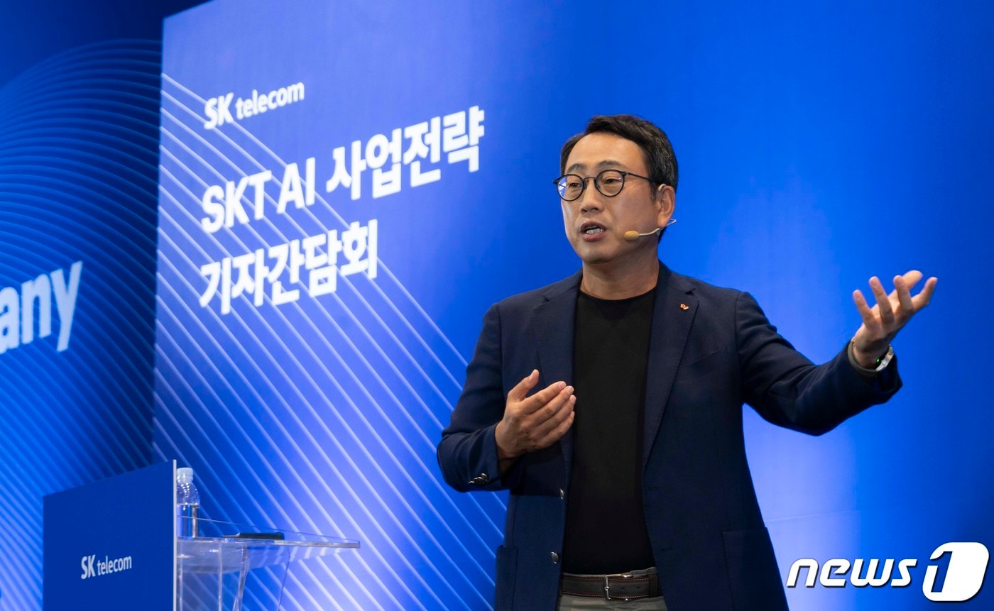 유영상 SKT 대표가 지난달 26일 SK T타워 수펙스홀에서 열린 ‘SKT AI 사업전략 기자간담회’에서 키노트를 발표하고 있다. SKT는 이날 &#34;과거 5년간 12% 규모였던 AI 관련 투자 비중을 향후 5년간 33%로 3배 확대해 2028년 매출 25조원 이상을 달성하겠다＂고 밝혔다. &#40;SKT 제공&#41; 2023.9.26/뉴스1