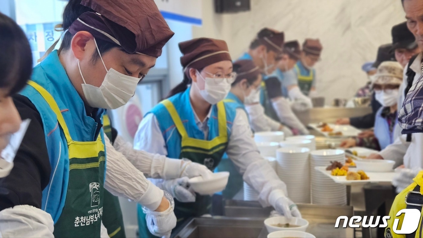 한가위 맞이 ‘사랑나눔 식사지원’.(한국수자원공사 강원지역협력단) 2023.9.26/뉴스1