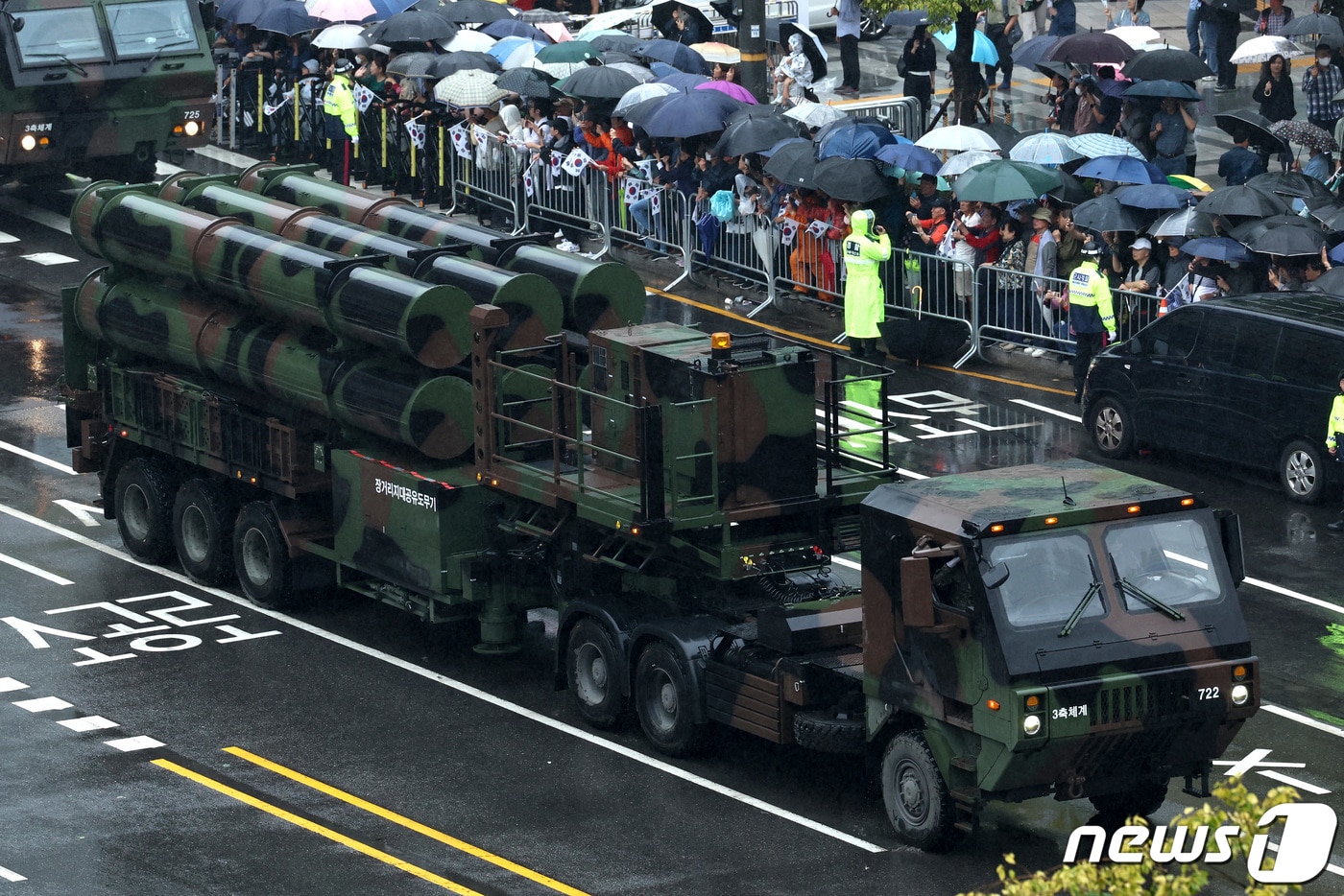 26일 오후 서울 세종대로 일대에서 열린 건군 75주년 국군의날 시가행진에서 장거리 지대공 유도무기(L-SAM)가 기동하고 있다. 2023.9.26/뉴스1 ⓒ News1 구윤성 기자