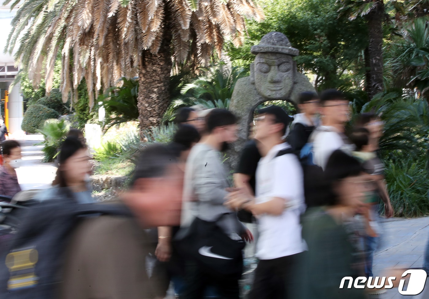 제주국제공항 오가는 관광객(자료사진)/뉴스1