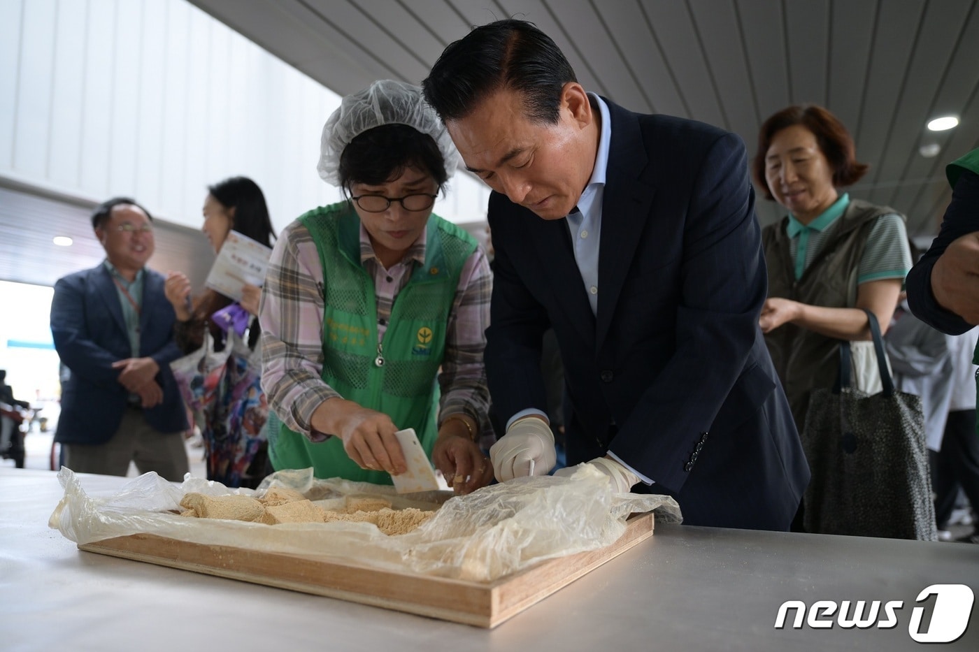  26일 열린 &#39;특별한 초대&#39; 행사에 참석한 백성현 논산시장. / 뉴스1