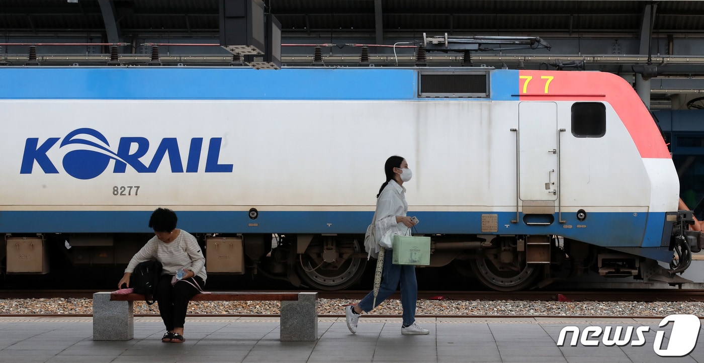 대전역에서 열차 이용객들이 이동하고 있다. 2023.9.27/뉴스1 ⓒ News1 김기태 기자