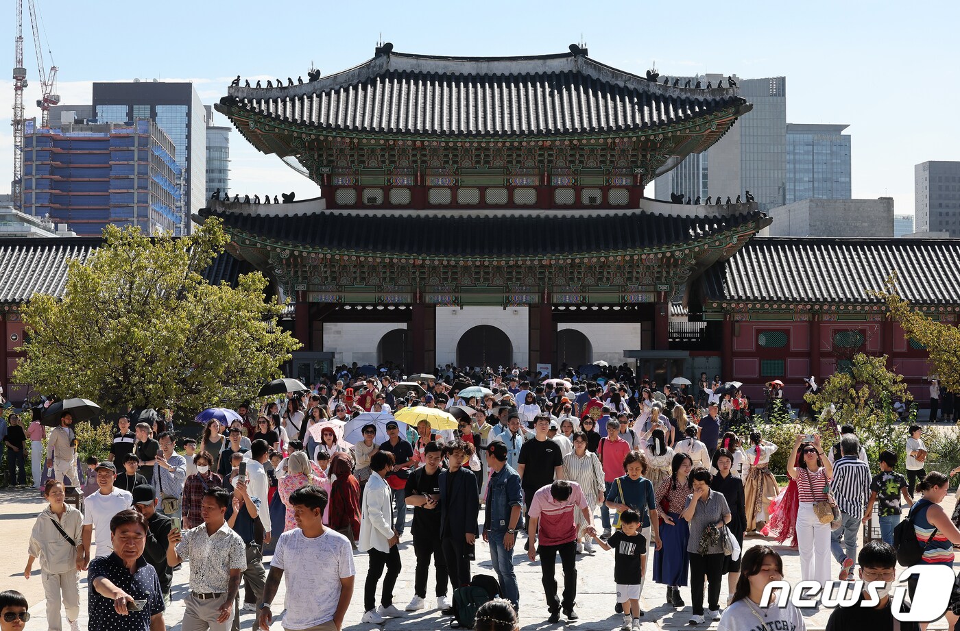 민족대명절 추석인 29일 오후 서울 종로구 경복궁을 찾은 시민들과 외국인 관광객들이 궁내를 돌아보며 휴일을 즐기고 있다. 한편, 문화재청은 추석 연휴인 오는 28일부터 10월3일까지 궁궐과 왕릉을 무료 개방하고 무형 유산과 민속놀이 체험 프로그램을 운영한다고 밝혔다. 2023.9.29/뉴스1 ⓒ News1 김진환 기자