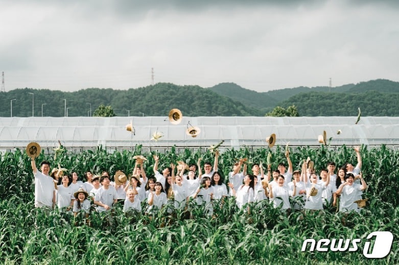 강원 춘천 명물 감자빵을 생산 및 판매 농업회사법인 ‘밭’ 직원들.(밭 제공)