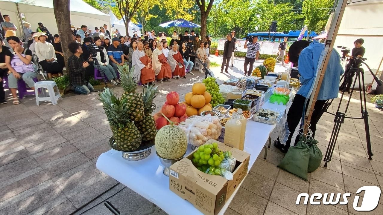 10·29 이태원참사 유가족협의회는 이날 오후 3시쯤부터 서울 중구 서울광장에 마련된 10·29 이태원 참사 희생자 합동 분향소에서 합동 차례를 지냈다.  &#40;자료=이태원참사시민대책위원회&#41; 