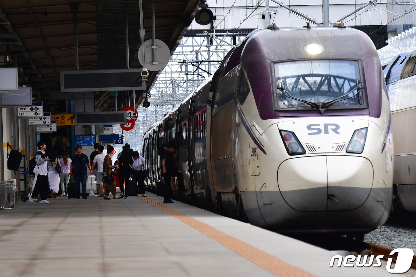 수서발 SRT고속열차 개통 3일째인 3일 오전 경북 포항역 플랫폼에서 승객들이 수서행 고속열차에 오르고 있다. .2023.9.3/뉴스1 ⓒ News1 최창호 기자