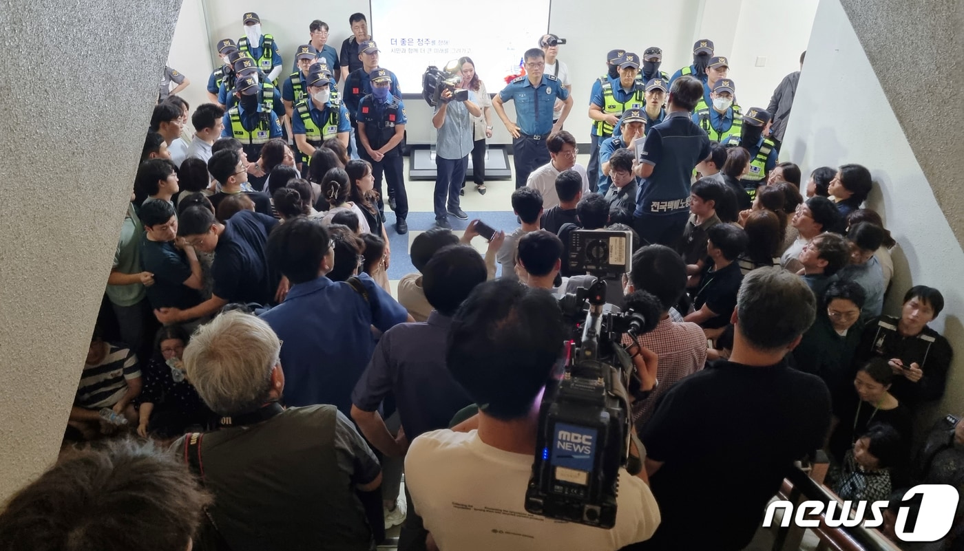 오송참사 유가족협의회와 시민대책위원회가 4일 청주시청 임시청사에서 시장과 면담을 요구하며 시장실 진입을 시도하고 있다. 이들은 희생자 시민분향소 연장 운영 등을 시청에 요구하고 있다. 2023.9.4/뉴스1 ⓒ News1 김용빈 기자