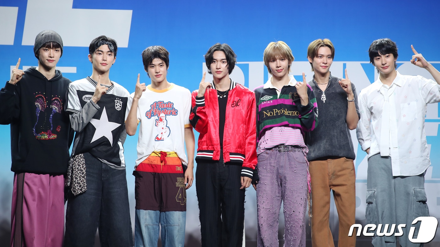 SM 신인 그룹 라이즈(RIIZE)의 성찬(왼쪽부터)과 승한, 소희, 원빈, 쇼타로, 은석, 앤톤이 4일 서울 용산구 블루스퀘어에서 가진 첫 싱글 앨범 ‘겟 어 기타(Get A Guitar)’ 쇼케이스에서 포즈를 취하고 있다. 2023.9.4/뉴스1 ⓒ News1 권현진 기자