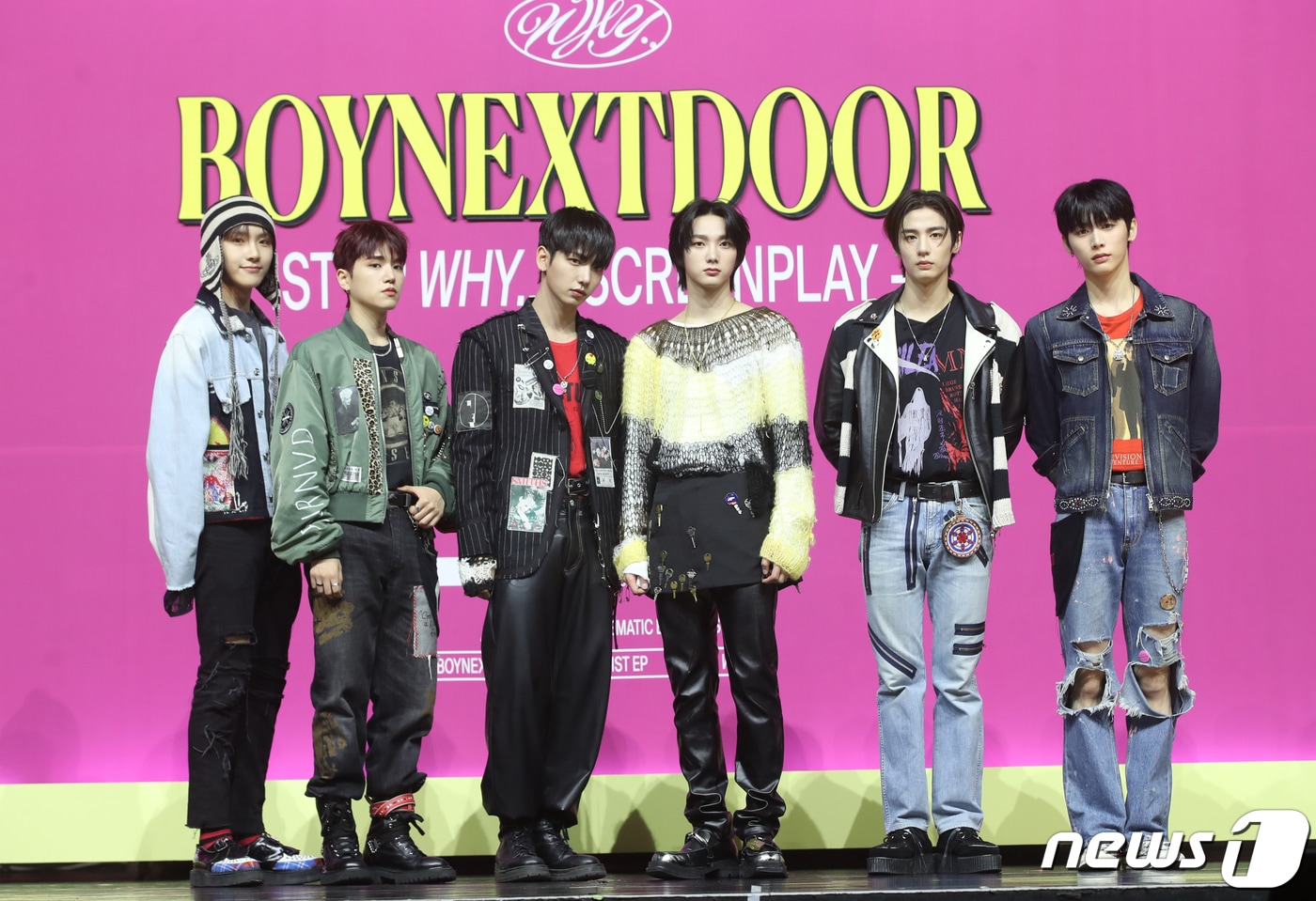 그룹 보이넥스트도어 운학(왼쪽부터)과 리우, 명재현, 성호, 이한, 태산이 4일 오후 서울 광장동 예스24 라이브홀에서 가진 첫 번째 미니 앨범 '와이…(WHY…)' 쇼케이스에서 포즈를 취하고 있다. 2023.9.4/뉴스1 ⓒ News1 권현진 기자