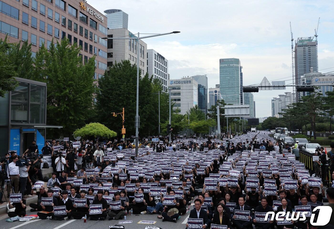 사망한 서이초 교사의 49재이자 '공교육 멈춤의 날'인 4일 오후 서울 여의도 국회의사당 앞에서 열린 서이초 교사 49재 추모집회에서 박광온 더불어민주당 원내대표와 이정미 정의당 대표를 비롯한 여야 의원 및 참석자들이 손피켓을 들어 구호를 외치고 있다./뉴스1 ⓒ News1 박정호 기자