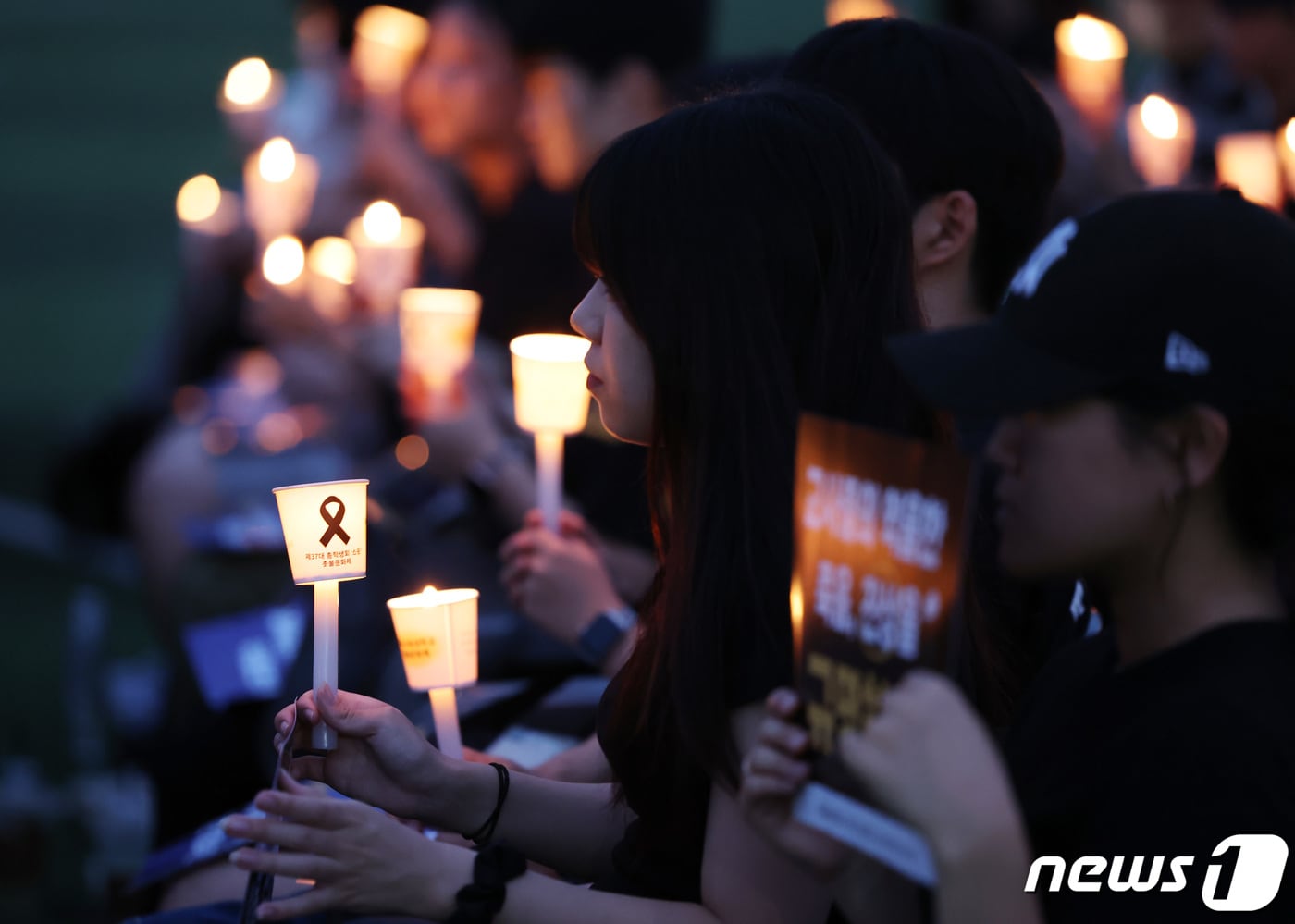 공교육 멈춤의 날인 4일 오후 서울 서초구 서울교육대학교 운동장에서 열린 서이초 교사 49재 추모 촛불집회에서 참석자들이 고인이 된 선생님을 추모하고 있다. (사진은 기사 내용과 무관함) 2023.9.4/뉴스1 ⓒ News1 김민지 기자