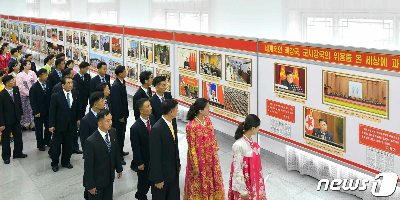 &#40;평양 노동신문=뉴스1&#41; = 북한 노동당 기관지 노동신문은 5일 정권수립기념일 75주년&#40;9월9일&#41;을 앞두고 각종 경축 행사가 열렸다고 보도했다. 사진은 4일 개막한 중앙사진전람회 &#39;자주, 자립, 자위로 위용떨쳐온 승리의 75년&#39;을 관람하는 북한 주민들. [국내에서만 사용가능. 재배포 금지. DB 금지. For Use Only in the Republic of Korea. Redistribution Prohibited] rodongphoto@news1.kr