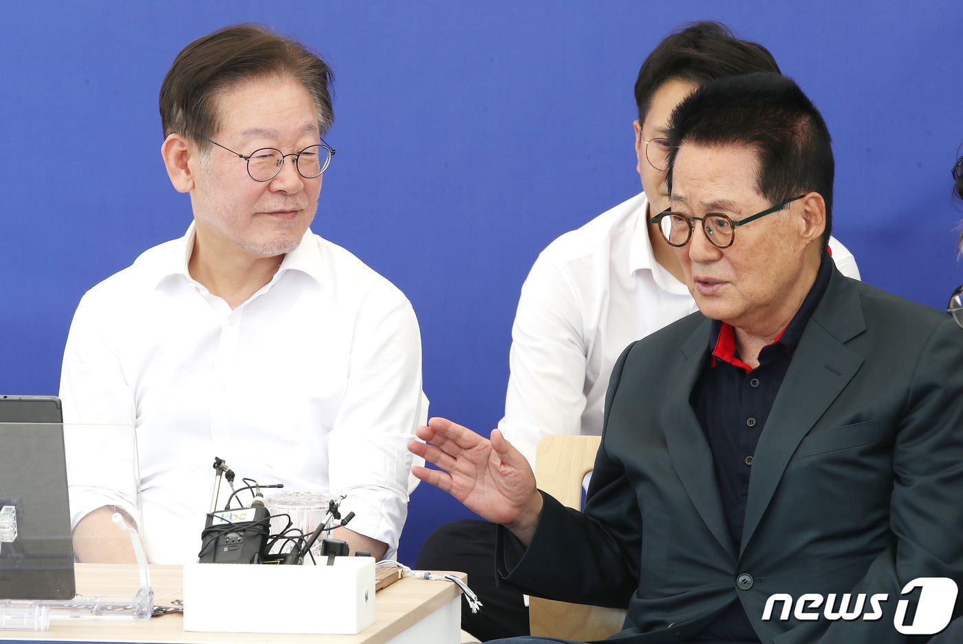 2023년 9월 6일 단식 7일차인 이재명 더불어민주당 대표가 서울 여의도 국회 본청 앞 단식투쟁천막에서 박지원 전 국가정보원장과 대화를 나누고 있다. 2023.9.6/뉴스1 ⓒ News1 임세영 기자