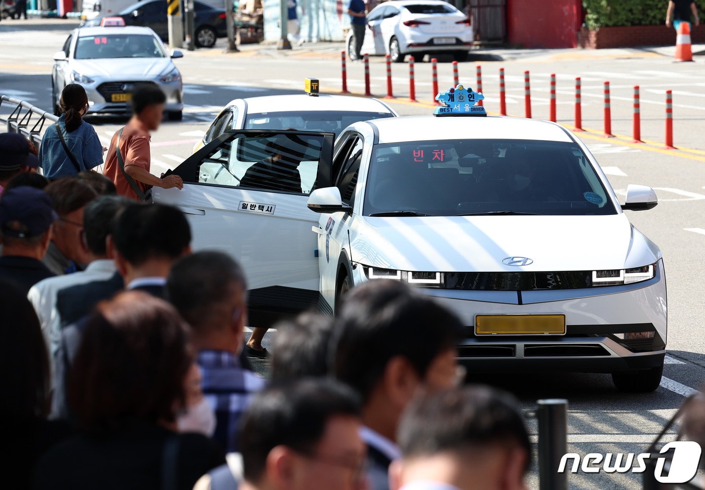 택시 승강장에서 한 시민이 택시를 이용하고 있다. (뉴스1 사진 자료) 2025.9.6/뉴스1 ⓒ News1