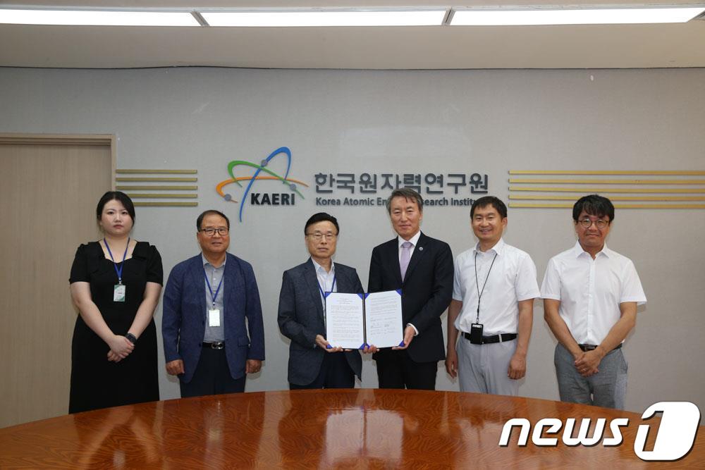 왼쪽부터 WCI 정호진 팀장, 박정택 자문관, 최건모 사무총장과 KAERI 정익 센터장, 고한석 박사, 김현진 박사가 기념촬영을 하고 있다.(원자력연구원 제공)/뉴스1