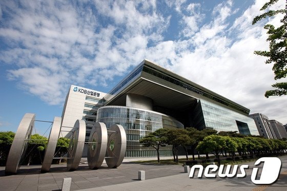 산은, '정책지원펀드' 서류결과 발표…세컨더리·M&A 등 14개사 심사통과 - 뉴스 썸네일 이미지