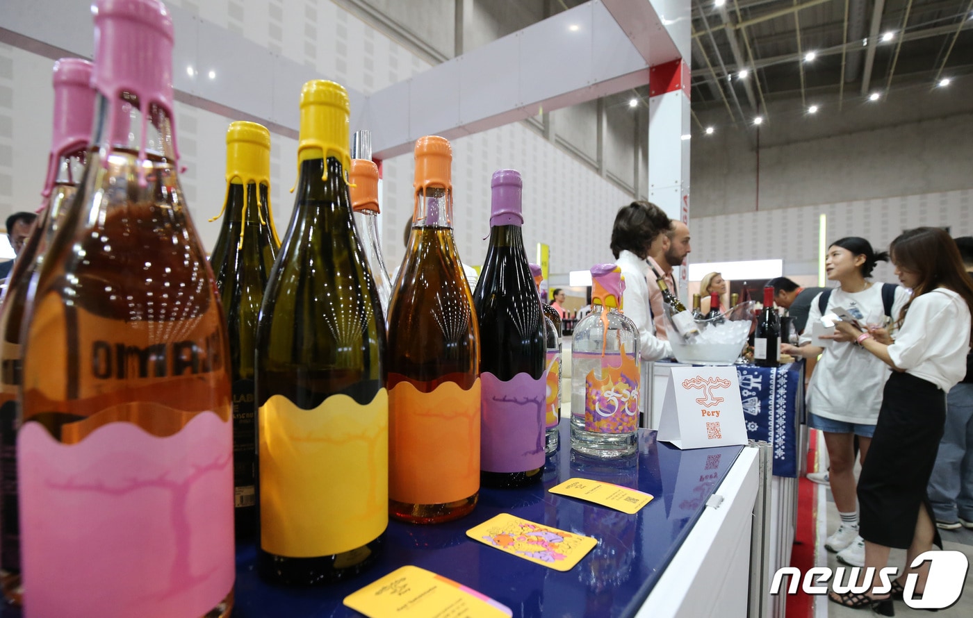 대전 국제 와인 엑스포 와인&주류 박람회에서 참가자들이 와인을 고르고 있다. 2023.9.8 ⓒ 뉴스1 김기태 기자