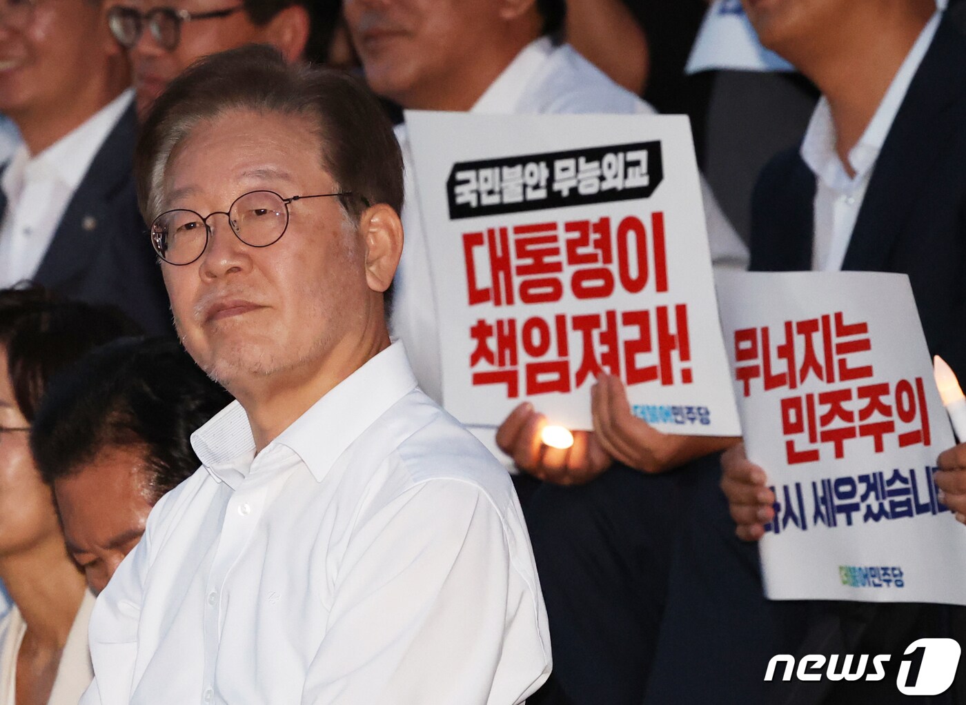 단식 9일째인 이재명 더불어민주당 대표가 8일 저녁 서울 여의도 국회 본청 앞 계단에서 열린 '민주주의 회복 촛불문화제'에 참석하고 있다. 2023.9.8/뉴스1 ⓒ News1 송원영 기자