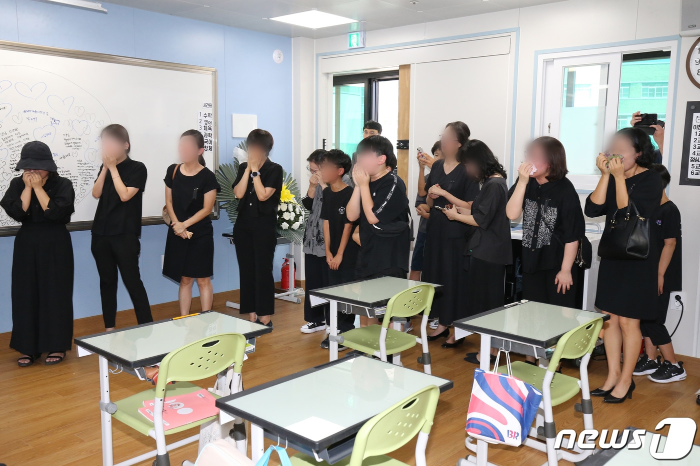 학부모로부터 악성 민원에 시달리다 극단적 선택을 한 것으로 알려진 대전 초등학교 교사의 발인이 거행된 9일 교사가 근무했던 학교 교실에 고인의 영정이 들어서자 동료 교사와 제자들이 오열하고 있다. 2023.9.9/뉴스1 ⓒ News1 김기태 기자