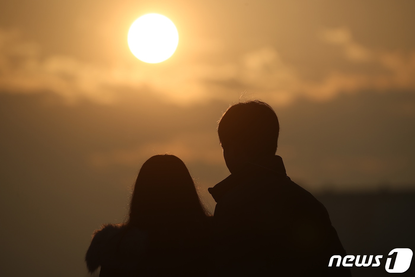 대구 동구 금호강 아양기찻길에서 시민들이 2024년 새해 첫 일출을 맞이하고 있다. /뉴스1 DB